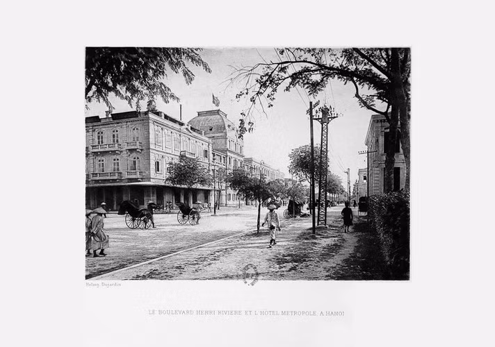 Khách sạn Métropole trên đại lộ Henri Rivière, nay là phố Ngô Quyền, Hà Nội. Ảnh: L'Indochine.