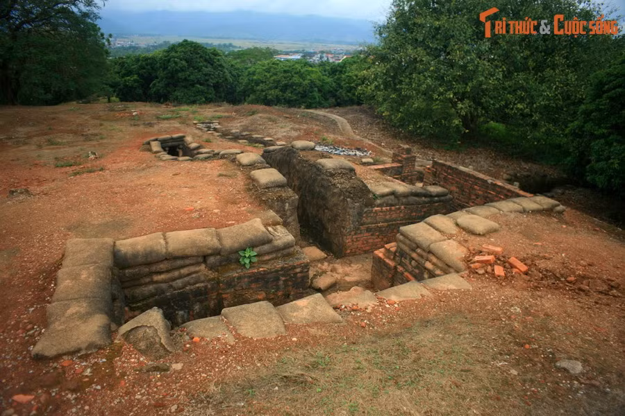  1. "Điện Biên Phủ là pháo đài bất khả xâm phạm". Tướng Navarre và Bộ chỉ huy Pháp tin rằng Điện Biên Phủ là "cái bẫy sắt", nơi Việt Minh sẽ bị tiêu diệt. Nhưng chính nơi đây lại trở thành mồ chôn của chủ nghĩa thực dân Pháp ở Đông Dương.