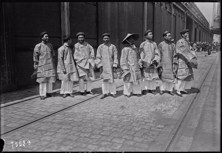 Một số người Việt chờ nhà vua ở bến cảng Marseille. Ảnh: Gallica.bnf.fr.