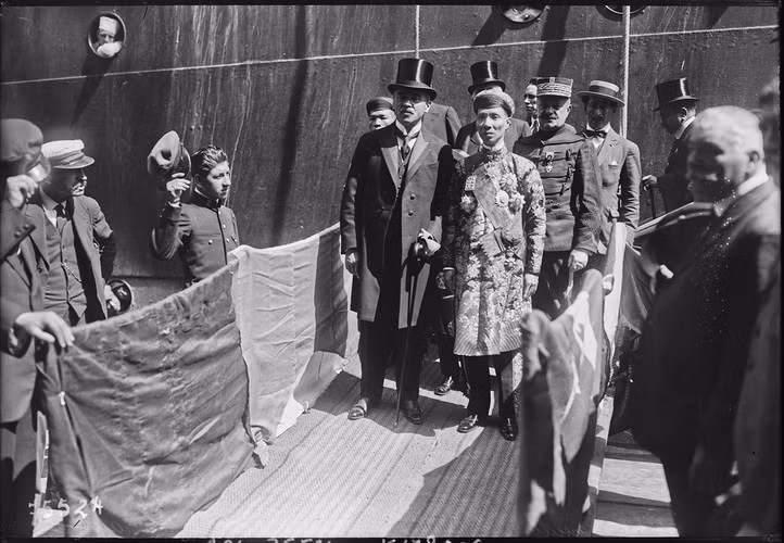 Nhà vua An Nam và các quan chức Pháp dừng lại cho phóng viên ghi hình. Ảnh: Gallica.bnf.fr.