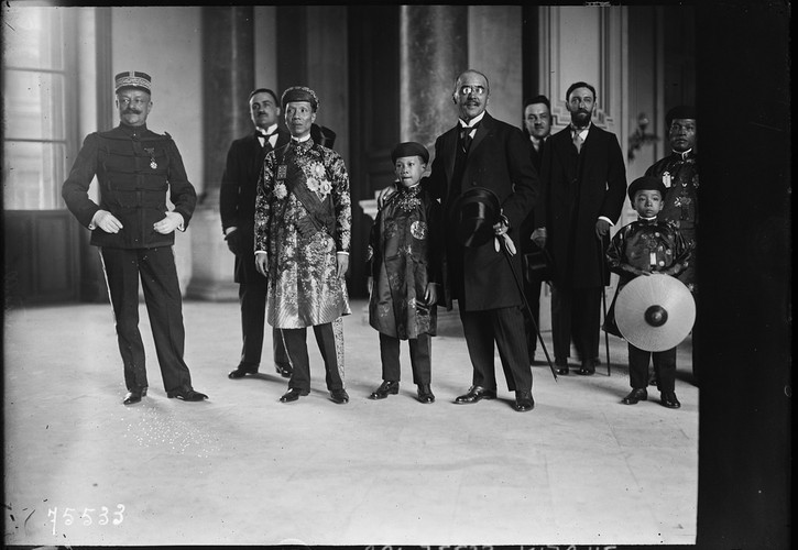 Vua Khải Định, Hoàng tử Vĩnh Thụy, ông Albert Sarraut và Hoàng thân Vĩnh Cẩn (cầm nón) chụp ảnh lưu niệm ngày 21/6/1922. Ảnh: Gallica.bnf.fr.