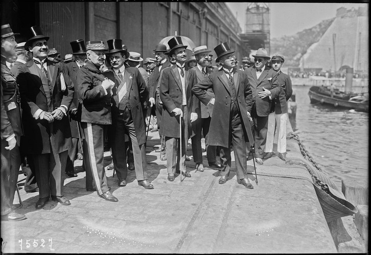 Quan chức Pháp, trong đó có Bộ trưởng Bộ Thuộc địa Albert Sarraut chờ đợi Hoàng đế An Nam ở bến cảng. Ảnh: Gallica.bnf.fr.