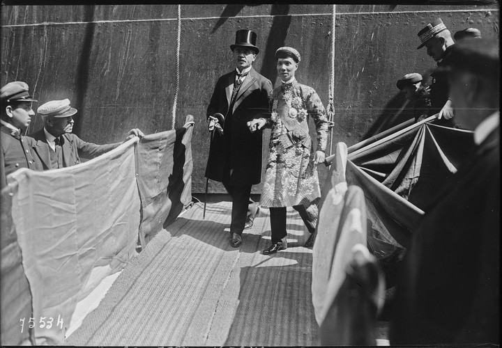 Ông Albert Sarraut dắt vua Khải Định lên cầu cảng. Ảnh: Gallica.bnf.fr.