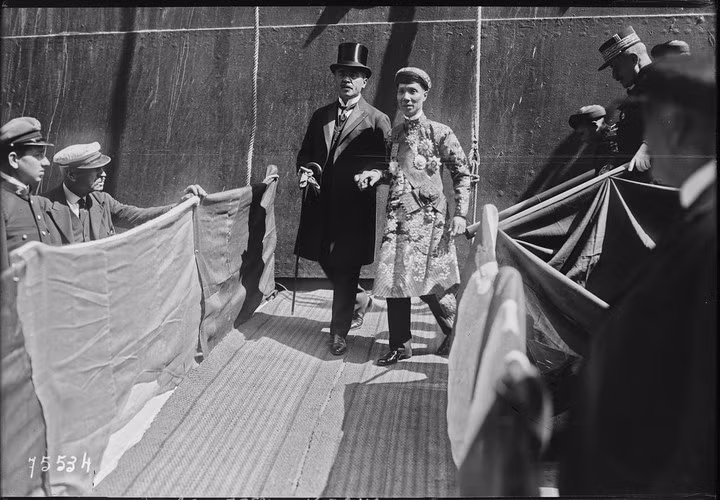 Ông Albert Sarraut dắt vua Khải Định lên cầu cảng. Ảnh: Gallica.bnf.fr.