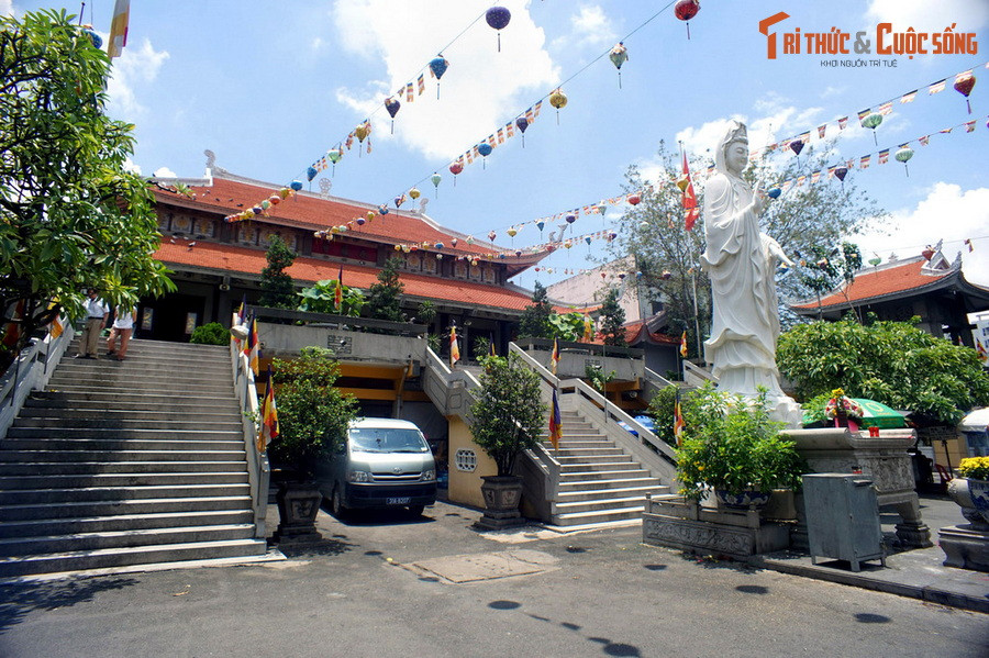  4. Ngôi chùa tiêu biểu cho kiến trúc Phật giáo Việt Nam hiện đại. Chùa Vĩnh Nghiêm ở TP HCM là ngôi chùa tiên phong ở Việt Nam trong việc kết hợp giữa kết cấu và vật liệu hiện đại (hai tầng, bê tông cốt thép) với kiểu dáng truyền thống.