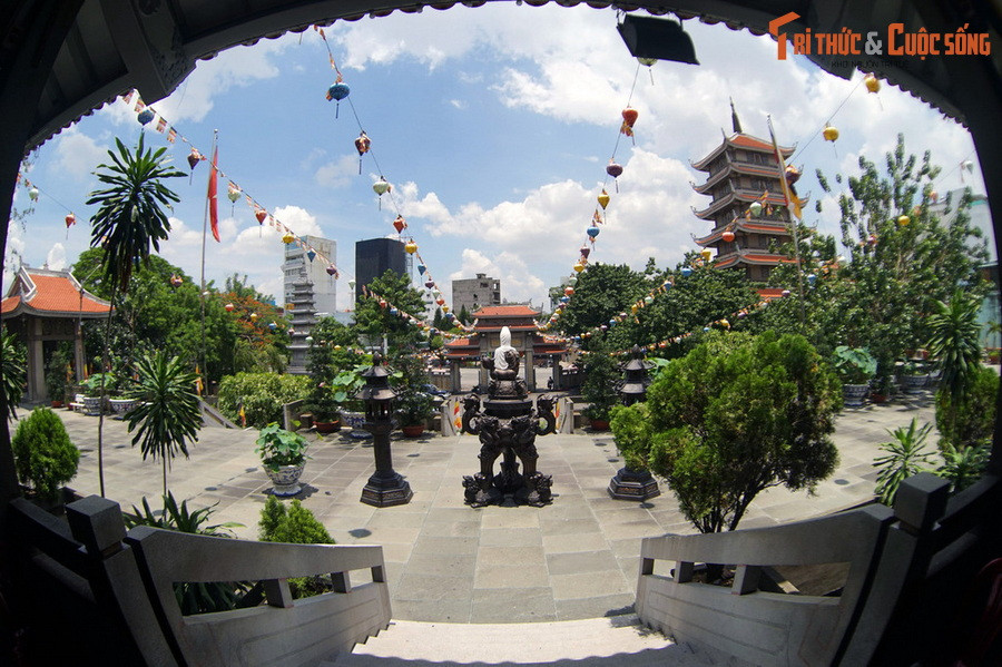  9. Không gian chụp ảnh đẹp. Nhờ kiến trúc ấn tượng, sân vườn sạch đẹp, thanh tịnh, chùa Vĩnh Nghiêm cũng là địa điểm chụp ảnh áo dài, ảnh cưới, ảnh nghệ thuật của nhiều người.