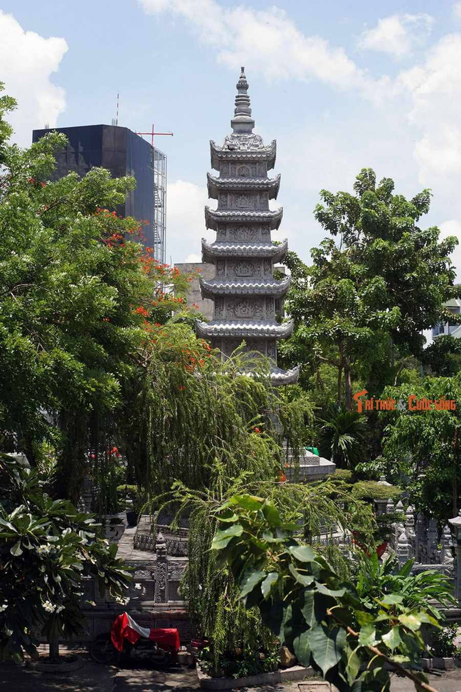  5. Có tòa tháp đá 7 tầng độc đáo. Tháp đá Vĩnh Nghiêm nằm cạnh Tam quan, được khánh thành vào tháng 12/2003, cao 14 m, là ngôi tháp đá lớn nhất, cao nhất Việt Nam tại thời điểm được xây dựng.