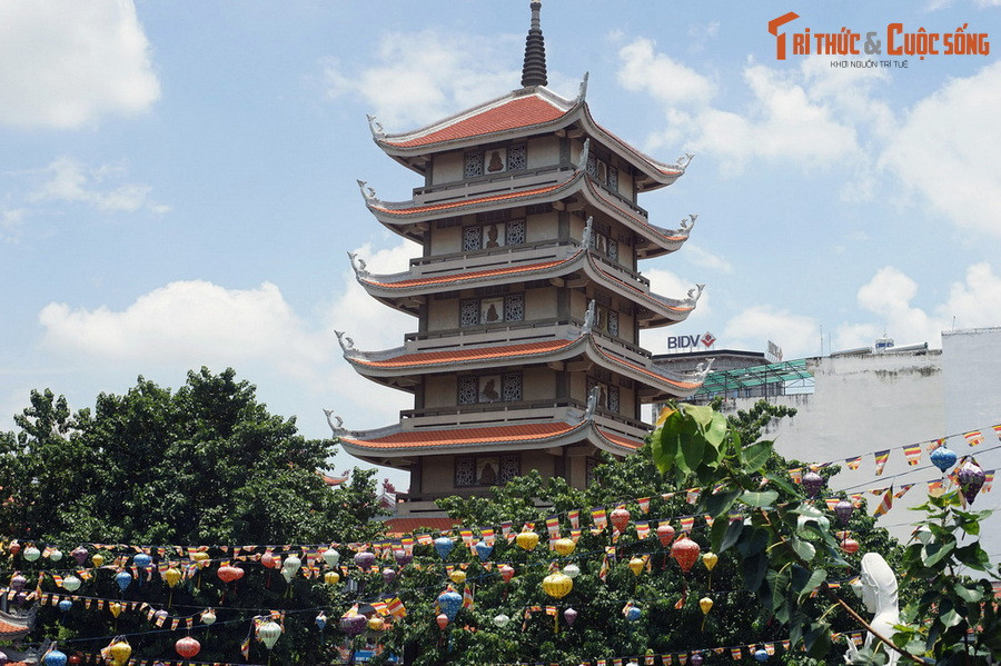  6. Tháp Quán Thế Âm bề thế. Công trình này gồm 7 tầng, cao gần 40 m, được xây cùng lúc với chùa, là ngôi tháp đồ sộ thuộc hàng bậc nhất trong các ngôi bảo tháp của Phật giáo Việt Nam.