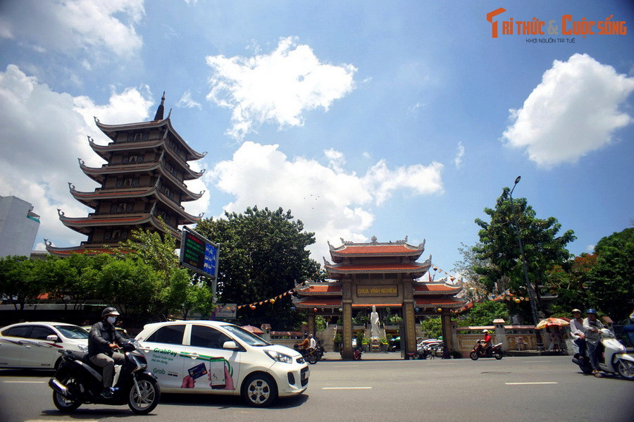  3. Ốc đảo thanh tịnh giữa lòng thành phố nhộn nhịp. Tọa lạc tại số 339 Nam Kỳ Khởi Nghĩa, quận 3 – một trong những trục đường lớn và đông đúc nhất TP HCM, chùa Vĩnh Nghiêm khuôn viên rộng 7.000 m2 với không gian thoáng đãng và nhiều cây xanh.