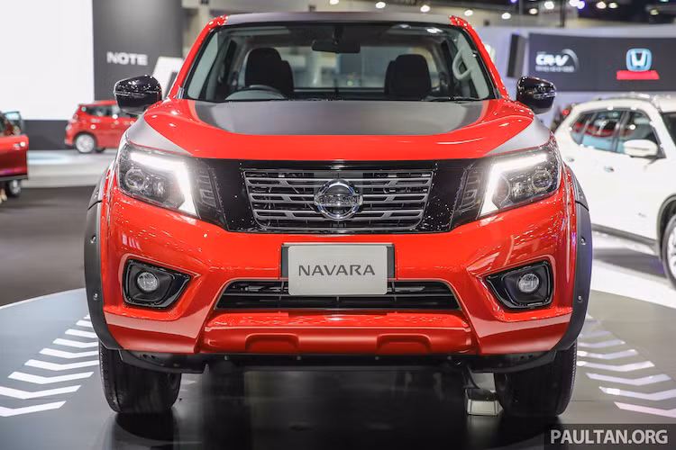 Về thiết kế, Navara Black Edition chỉ sửa đổi nhẹ so với Navara thường. Đúng như tên gọi, các chi tiết mạ chrome trên Navara thường như lưới tản nhiệt, hốc đèn sương mù... đã được sơn lại thành màu đen bóng "ngầu" hơn. Bên cạnh đó, nắp ca-pô và mui xe cũng đã được sơn lại màu đen nhám mạnh mẽ.