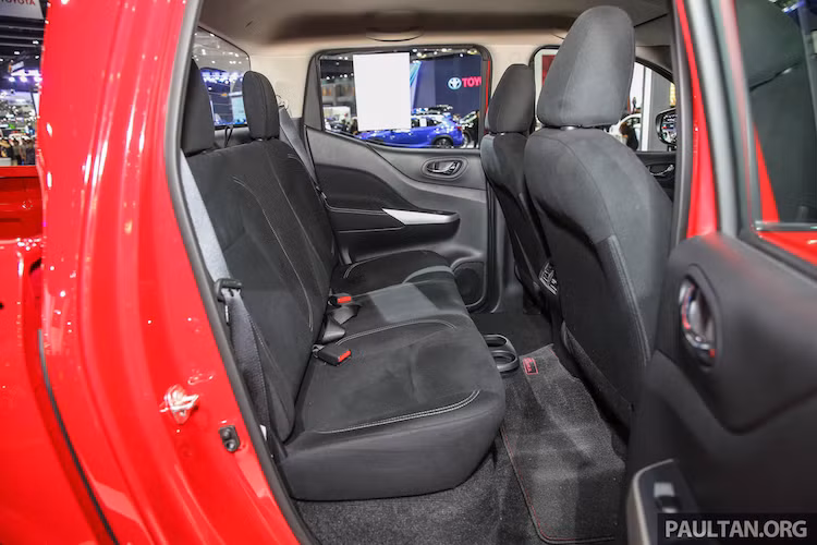 Hàng ghế sau của xe có không gian tương đối thoải mái cho người ngồi. Chú trọng đến tính năng an toàn, đã được Nissan trang bị cấu trúc “Zone Body” và hệ thống túi khí kép phía trước SRS, nhằm bảo vệ lái xe và và người ngồi kế bên trong tình huống xảy ra va chạm.