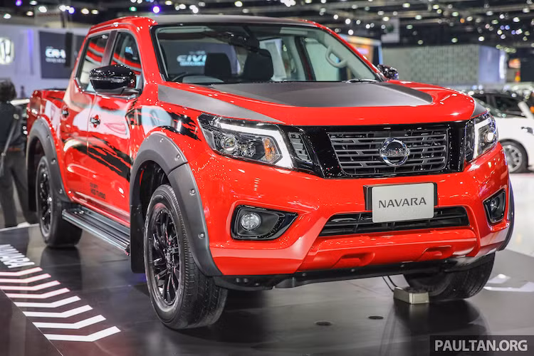 Cách đây ít lâu, Ford vừa tung ra phiên bản bán tải Ranger Jet Black Edition với một số sự thay đổi màu sắc ở ngoại thất. "Đáp trả" lại đối thủ, tại triển lãm xe Bangkok đang diễn ra ở Thái Lan, phiên bản đặc biệt Nissan Navara Black Edition cũng vừa được "trình làng" với kiểu dáng "ngầu" hơn.