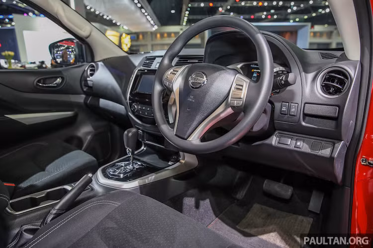 Bên trong nội thất, Navara Black Edition sở hữu các ghế ngồi bọc vải nhung. Ngoài ra, những trang bị trong cabin của xe không có sự khác biệt so với phiên bản thường. Navara Black Edition vẫn có vô lăng thể thao 3 chấu bao gồm nhiều nút bấm chức năng - ngoài ra nó còn sở hữu cả tính năng Cruise Control, hệ thống giải trí với màn hình cảm ứng,…