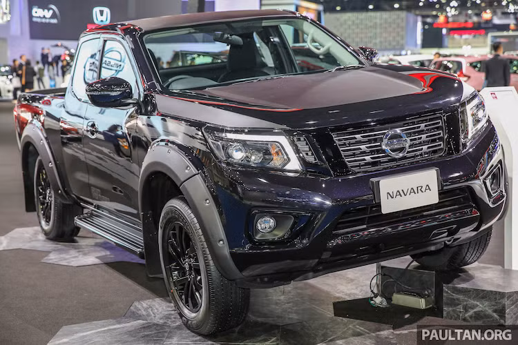 Dưới nắp ca-pô của Navara Black Edition vẫn là động cơ Diesel 4 xi lanh thẳng hàng DOHC 2.5L, công suất cực đại 161 mã lực tại 3.600 vòng/phút, mô-men xoắn cực đại 403 Nm tại 2.000 vòng/phút. Tùy từng phiên bản, xe sẽ được trang bị hộp số sàn 6 cấp hoặc tự động 7 cấp.