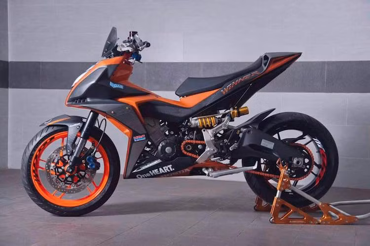 Ở phía sau, toàn bộ "dàn chân" của Ducati 899 Panigale bao gồm gắp và mâm 5 cánh xoắn cũng đã được "phẫu thuật" vào Winner 150. Dàn vỏ của xe có màu sơn xám mờ kết hợp với cam thể thao, phần nào gợi nhớ về một số phiên bản Aprilia RSV4 đặc biệt.