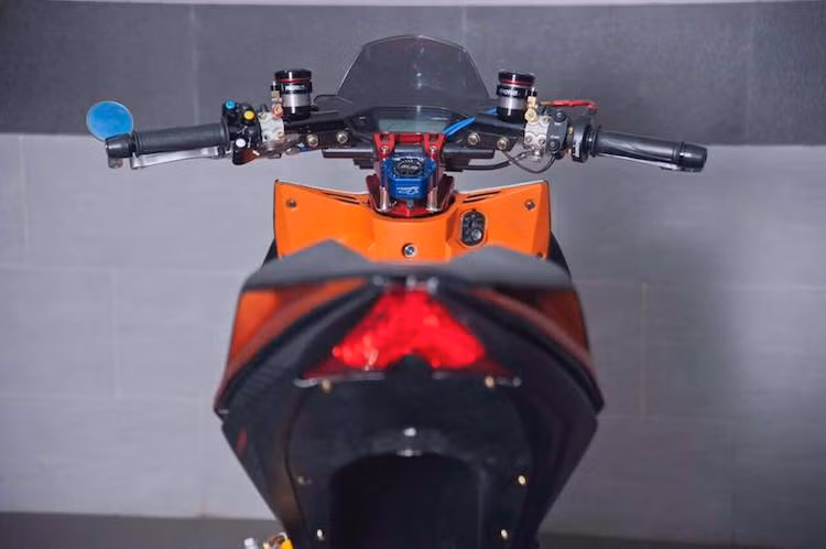 Ở phía sau, phần đuôi xe đã được chế mủ hoàn toàn với dạng vuốt nhọn thể thao. Trong khi đó, đèn hậu của Kawasaki Z1000 cũng đã được chế mủ khéo léo với phần đuôi mới của Winner.