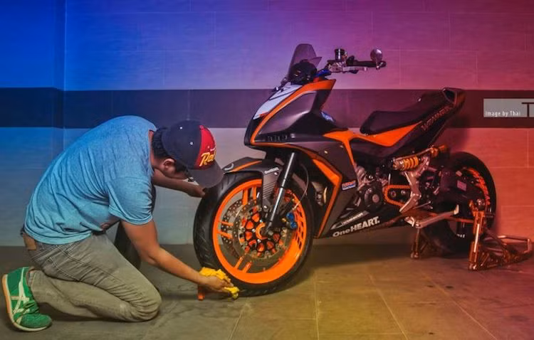 Trên chiếc xe này, chủ xe đã độ lại "dàn chân" trước" của Winner với mâm từ Ducati 899 Panigale, đi kèm với cặp phuộc USD cắt ngắn từ xe phân khối lớn. Bên cạnh đó, hệ thống phanh trước của xe cũng được đổi thành phanh đĩa kép với heo 4 piston cho cả hai bên từ Yamaha R6.