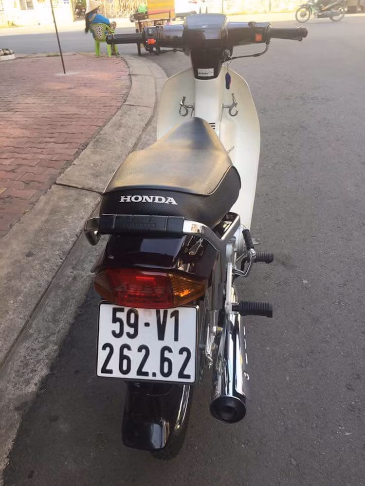 Có giá đắt hơn gần gấp 3 so với một chiếc Super Dream 110 mới, chiếc xe vừa được một trang mua bán xe máy tại Long An quảng cáo sở hữu điểm đặc biệt là biển số Sài Gòn cặp 62.62 khá đẹp. Dù có giá lên tới 100 triệu đồng, nhưng nhiều nguồn tin cho biết rằng chiếc xe đã nhanh chóng được một người đam mê sở hữu.