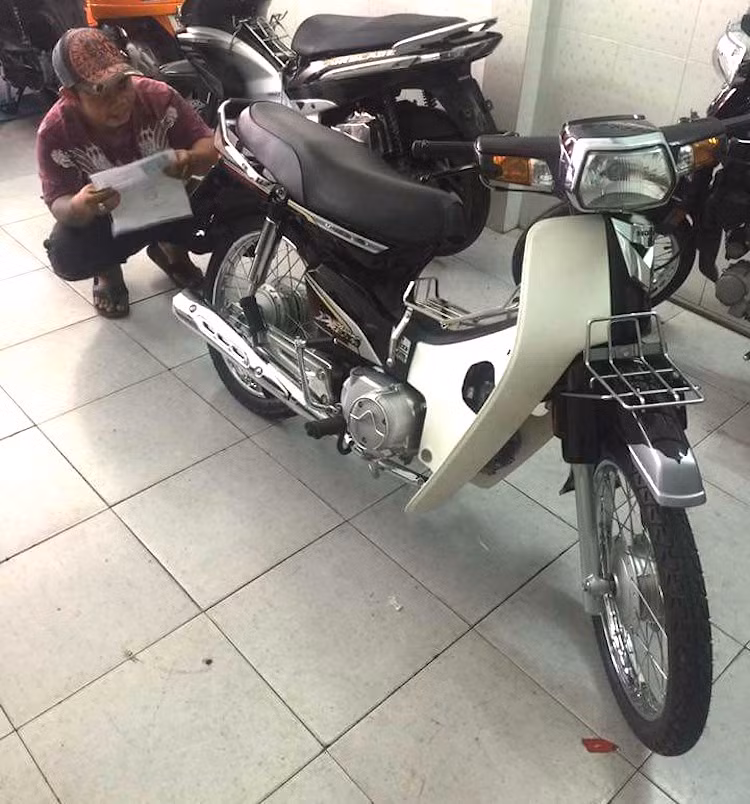 Bên cạnh phần đầu dài đặc trưng cùng mặt nạ, thế hệ Super Dream 100 cuối cùng còn điểm nổi bật là bộ tem mới với một số chữ in màu chrome bóng, đem tới điểm nhấn sang trọng hơn cho chiếc xe.