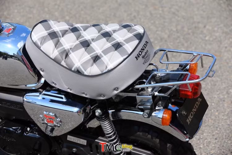 Ở tấm ốp hai bên thân xe, Monkey 50th anniversary cũng được gắn các logo nổi đặc biệt. Trong khi đó, logo 50 năm cũng xuất hiện trên yên nhưng được in chìm ở phía đuôi. Giống như phiên bản Monkey đầu tiên, Monkey 50th anniversary cũng có bề mặt yên bọc vải in vân caro. Trong 2 phiên bản màu sắc, bản đen/chrome nổi bật hơn với toàn bộ các chi tiết thân xe được sơn màu chrome bóng lộn.