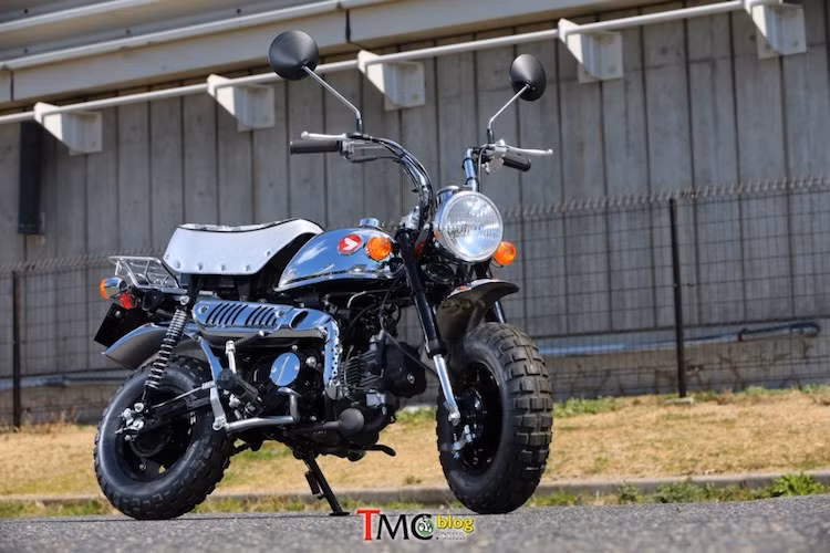 Tuy nhiên phải tới triển lãm Osaka đang được tổ chức tại Nhật, chiếc xe mới lần đầu được trưng bày trước công chúng. Honda Monkey 50th anniversary sẽ được bán với 2 phiên bản màu sắc là trắng/đỏ và chrome/đen. Dù khác biệt về màu nhưng cả 2 phiên bản này đều có một loạt những thay đổi ngoại hình như nhau.