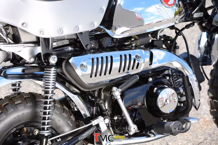 Cung cấp sức mạnh cho Monkey 50th Anniversary là động cơ 4 kỳ, 1 xi-lanh nằm ngang SOHC 2 van, làm mát bằng không khí với dung tích 49 cc với hệ thống phun nhiên liệu điện tử PGM-FI. Xe có công suất tối đa 3,4 mã lực và mô-men xoắn cực đại 3,4 Nm.