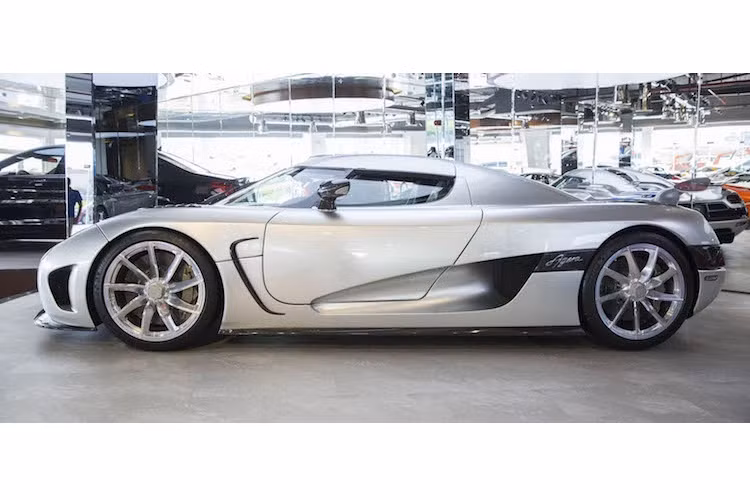Agera sở hữu thiết kế với "phom" quen thuộc của nhà sản xuất siêu xe Thuỵ Điển Koenigsegg, đã có từ chiếc CC8S đầu tiên những năm 2002. Tuy nhiên, Koenigsegg cũng đã thay đổi một số chi tiết thân xe, phần đầu và phần đuôi của Agera R để chiếc xe trông hiện đại hơn.