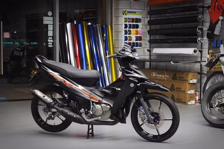 Còn được biết đến với tên gọi Yamaha Z125 hay "Ya cá mập" theo cách gọi của dân chơi xe Việt, xế nổ Yamaha 125ZR dù đã ra mắt gần 20 năm tại Đông Nam Á nhưng tới nay vẫn rất được dân chơi ưa chuộng. Thành công của 125ZR có được là nhờ vào động cơ 2 kỳ mạnh mẽ và kiểu dáng sắc sảo, ấn tượng.