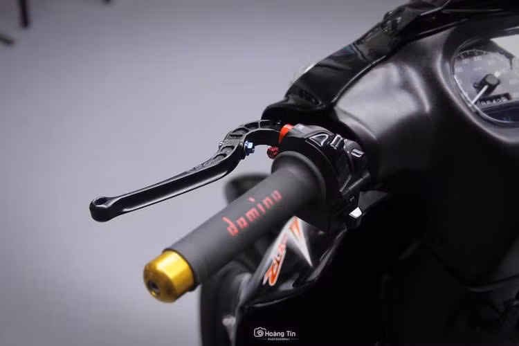 Trong khi đó, bên tay phải của chiếc xe cũng là cùm côn CRG cùng cùm công tắc rút gọn. Cả 2 bên tay nắm đều được trang bị gù Rizoma và bao tay Domino.