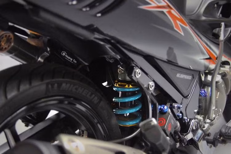 Để khiến chiếc Yamaha 125ZR ổn định hơn khi cầm lái, chủ xe đã quyết định nâng cấp phuộc sau thành phuộc Nitron "hàng hiệu" với bình dầu rời. Hệ thống phanh sau của xe cũng được nâng cấp "hết bài", bắt đầu với pen đạp Brembo Billet.