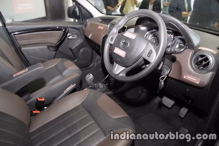 Ở bên trong nội thất, Terrano có bảng táp-lô thiết kế khác biệt so với Duster dù có cách bố trí các chi tiết giống nhau. Với phiên bản 2017, Nissan đã nâng cấp vải/da bọc nội thất cùng bệ tì tay cho người lái thiết kế mới, vô-lăng tích hợp cụm nút điều khiển âm thanh hai bên và các nút bấm đóng mở cửa kính có đèn soi.