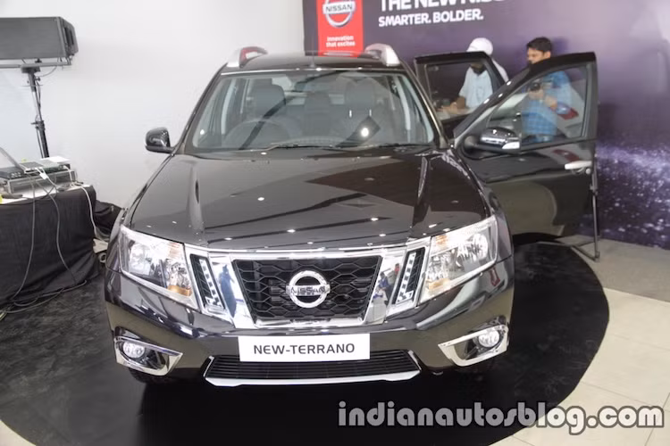 Trên pheien bản 2017, Terrano vẫn được trang bị 2 loại động cơ cũ. Trong đó, động cơ xăng 4 xi-lanh nạp khí tự nhiên của xe có công suất tối đa 104 PS và mô-men xoắn cực đại 145 Nm. Phiên bản động cơ diesel sở hữu máy 4 xi-lanh 1.5l với 2 mức công suất là 85 PS/200 Nm và 110 PS/245 Nm.