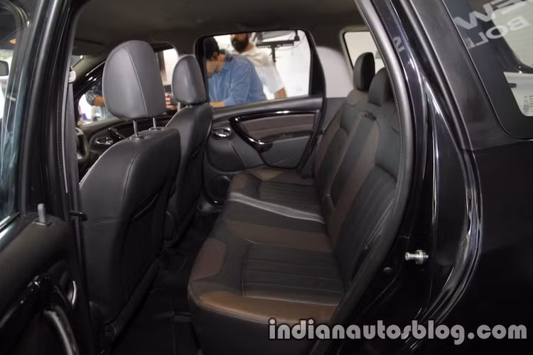 Với chiều dài cơ sở lên tới 2,637 mét, mẫu xe Terrano của Nissan sở hữu hàng ghế sau tương đối rộng rãi. Tuy nhiên do nằm ở phân khúc giá rẻ nên chiếc xe không có cửa gió điều hòa độc lập cho hàng ghế sau.