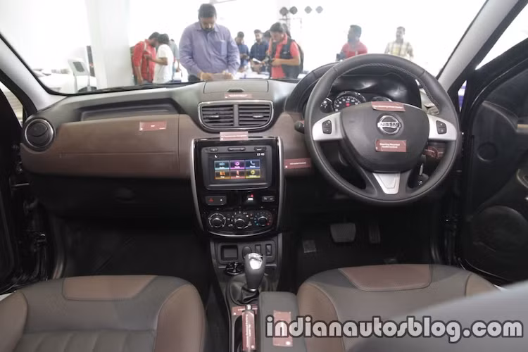 Phiên bản mới nhất của xe cũng được bổ sung thêm hàng loạt công nghệ mới, dễ thấy nhất là hệ thống thông tin giải trí 7 inch với màn hình cảm ứng và tính năng định vị nằm trên bảng điều khiển trung tâm. Ngoài ra chiếc xe còn có hệ thống giữ ga tự động, phân phối lực phanh điện tử ESP và đèn báo hiệu chuyển làn 1 chạm.