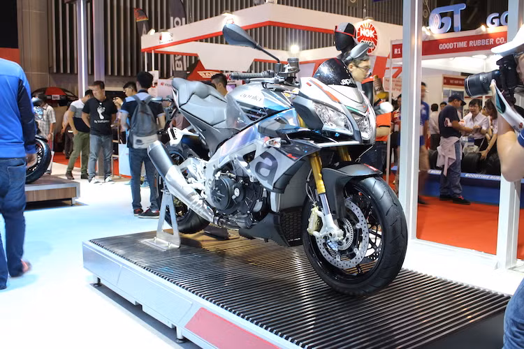 Piaggio sẽ vẫn tiếp tục có mặt tại VMCS 2017 với các dòng xe tay ga; tuy nhiên 2 thương hiệu xe phân khối lớn là Aprilia và Moto Guzzi từng xuất hiện tại VMCS 2016 nhiều khả năng sẽ vắng mặt. Có khu trưng bày rất hoành tráng tại triển lãm năm ngoái nhưng sau đó, cả Aprilia và Moto Guzzi đều "lặn không sủi tăm", không có những hoạt động nào tại thị trường Việt.