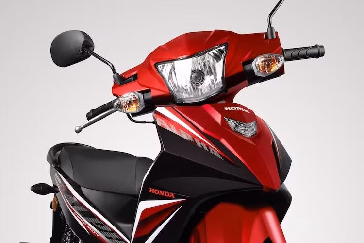 Dù có thân xe dựa trên cơ sở Honda Blade 110 nhưng Wave Alpha 2017 ở Malaysia đã có một số chi tiết được thay đổi theo luật pháp của chính phủ này. Thay vì phần đầu với đèn xi-nhan tích hợp hai bên đèn pha như Blade, chiếc xe đã có đèn tách rời hẳn ra bên ngoài cùng đèn demi chuyển xuống mặt nạ trước.