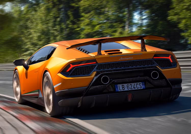 Lamborghini Huracan Performante sẽ bắt đầu được bán ra kể từ mùa hè này. Tại thị trường Mỹ, giá bán đề xuất của chiếc xe là 274390 USD (tương đương 6,25 tỷ đồng).