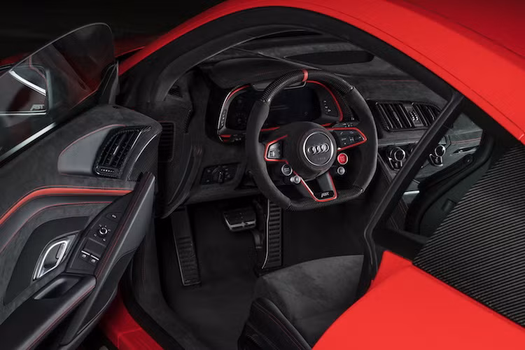 ABT cũng đã độ nhẹ lại nội thất của R8 nguyên bản bằng cách thêm vào một số chi tiết bọc da và ốp carbon. Hành khách và người lái sẽ được chào đón bước vào cabin bởi bậc bước chân với logo ABT chiếu sáng bằng đèn LED và thảm để chân đặc biệt.