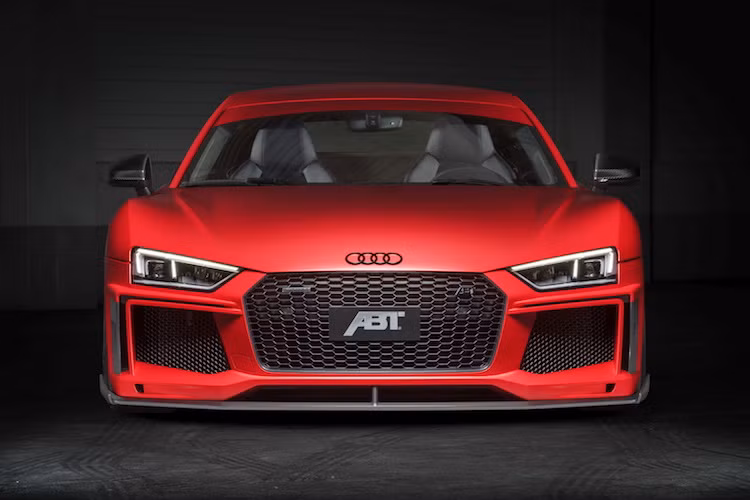 Phục vụ cho nhóm khách hàng này, hãng độ ABT của Đức đã tung ra một gói nâng cấp triệt để từ trong ra ngoài cho R8. Bắt đầu từ phía trước, chiếc siêu xe Audi đã được thay bộ cản mới của ABT với thiết kế góc cạnh cùng các khe gió cực lớn, đưa nhiều không khí vào các két tản nhiệt của xe hơn.