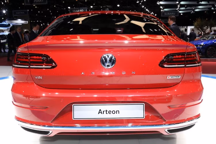 Giống như A5 Sportback, chiếc xe cũng có cửa sau mở rộng và khoang hành lý có thể tích khá lớn. Phần đuôi của Arteon được thiết kế đơn giản nhưng tinh tế theo phong cách Volkswagen với cặp đèn hậu LED chạy ngang, logo chữ W nằm chính giữa kèm dòng chữ Arteon nổi.