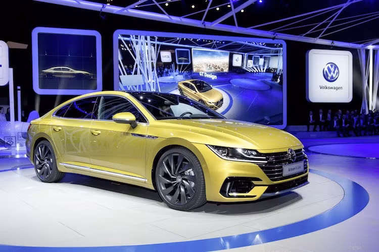 Từng được hé lộ từ trước triển lãm Geneva, mẫu coupe Volkswagen Arteon sẽ là một trong những dòng xe cao cấp nhất của Volkswagen tại châu Âu. Chiếc xe sẽ cạnh tranh với đối thủ BMW 4 Series Gran Coupe và ngay cả A5 Sportback của chính thương hiệu con cùng tập đoàn Audi.