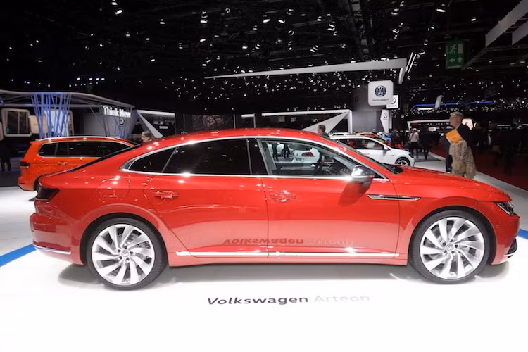 Dựa trên nền tảng khung sàn MQB mới nhất của Volkswagen, Arteon có chiều dài 4,862 m, rộng 1,871 m, cao 1,427 m và trục cơ sở dài 2,841 m. Tương tự như A5 Sportback, vòm mui của chiếc xe kéo dài một cách thanh lịch về phía đuôi. Cùng với bộ mâm nhiều nan xoắn, Arteon sở hữu kiểu dáng đầy hấp dẫn và năng động.