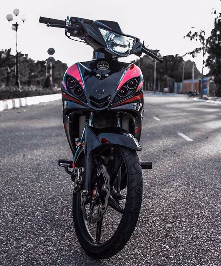 Dù đã ra đời được hơn 10 năm nhưng chiếc Yamaha Exciter 135 thế hệ đầu tiên vẫn được người chơi xe máy Việt "dọn nhẹ" lại. Sau khi thêm một số đồ chơi "nhẹ nhàng, chiếc xe đã có vẻ ngoài cực mạnh mẽ và thể thao.