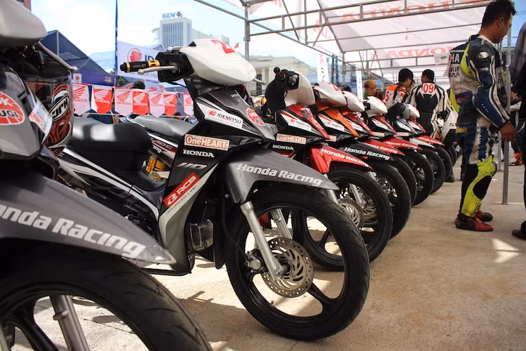 Đối với thể thức Blade 110, những chiếc xe đua đều có cấu hình giống nhau gồm động cơ nguyên bản nhưng được độ côn, bỏ hộp xích, độ pô của hãng Endurance. thay giảm xóc sau YSS cứng hơn với khả năng điều chỉnh, sử dụng lốp chuyên dụng kèm vành đúc 3 cây, trang bị bộ số gảy phong cách thể thao và cắt bỏ một số chi tiết vỏ nhựa.