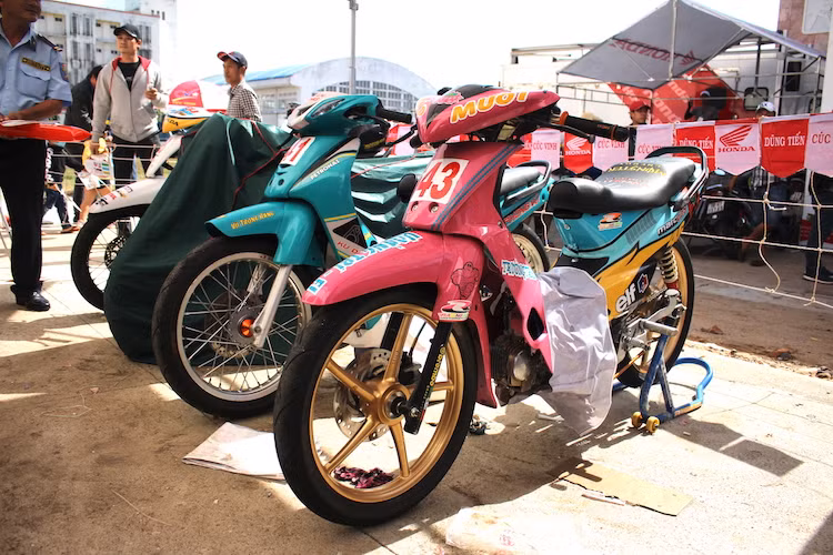 Thể thức tự do nhất và thu hút sự quan tâm của người xem là Wave trái 54 mm. Phân hạng thi này còn là "cuộc chơi" của các lò độ khi những chiếc xe đấu chỉ phải tuân thủ theo quy định đường kính piston 54 mm. Ngoài quy định này, mọi bộ phận khác của chiếc xe đều có thể được tùy ý độ lại, dẫn tới đội hình xe đua đa dạng nhất giải.