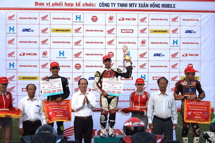Cuối cùng, xếp lần lượt ở vị trí thứ 1, 2 và 3 ở hạng xe máy Honda Winner 150 là Đoàn Trường Lợi (SBD 20), Võ Phước Sơn (SBD 39) và Nguyễn Ngọc Hồ (SBD 21).