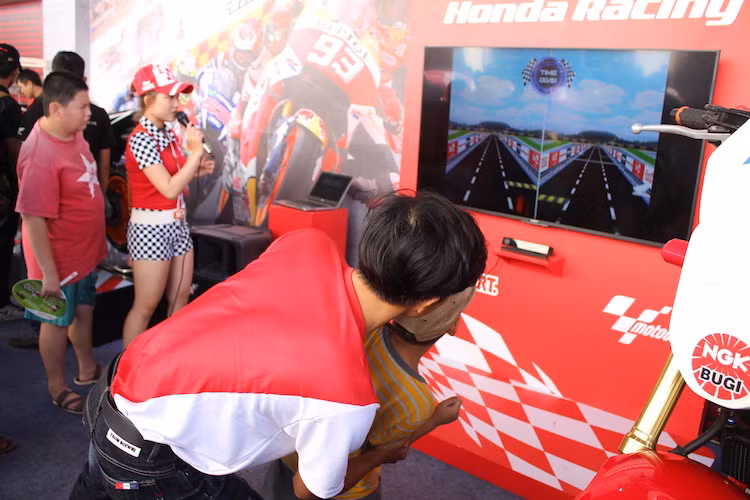 Đến với giải đua, người xem không chỉ có dịp chứng kiến gần trăm xe số Honda lần lượt "so kè tốc độ" trên đường đua, mà còn có dịp tham gia nhiều trò chơi vui vẻ và có cơ hội mua các món phụ tùng, phụ kiện xe máy/môtô cùng đồ bảo hộ với giá ưu đãi.