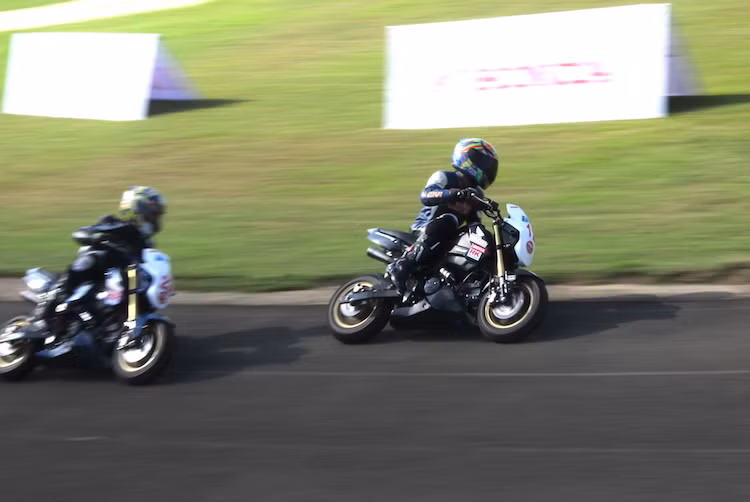 Thi đấu trong trời nắng, những tay đua không chỉ phải vượt qua áp lực trên đường đua mà còn phải chống chọi với nhiệt độ cao. So với những chặng khác được tổ chức xuyên suốt năm 2016 vừa qua, chặng đua ở sân Tuy Hòa khá đơn giản khi chỉ là một đường oval chạy quanh mặt sân cỏ.