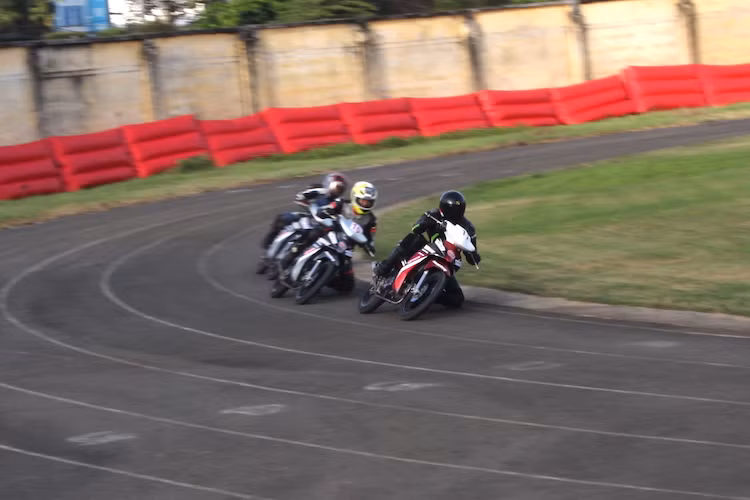 Tuy nhiên, 2 khúc cua rộng ở hai đầu đường đua cũng trở thành thử thách không nhỏ với các tay đua khi không dưới 3 người đã trượt ngã. Để có thể thành công ở các đường đua dạng oval, tay đua cần phải tính toán được điểm giảm tốc sau những đoạn thẳng tốc độ cao để giữ được ưu thế trước đối thủ và không bị trượt ngã khi cua rộng.