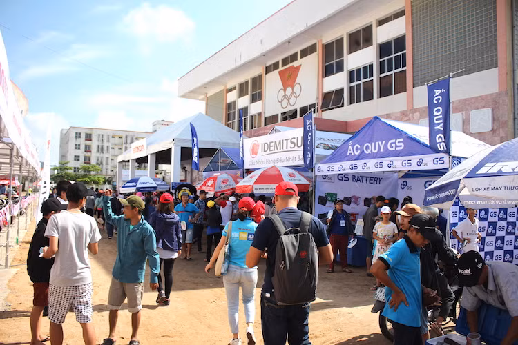 Bắt đầu diễn ra vào 15 giờ chiều nhưng ngay từ trưa, không khí xung quanh giải đua đã rất sôi động khi người dân Phú Yên đã đổ về sân vận động để tham gia vào các hoạt động "ngoài lề" khác nhau. Xung quanh khu vực đường đua là hàng loạt các khu trưng bày của những nhà tài trợ khác nhau.